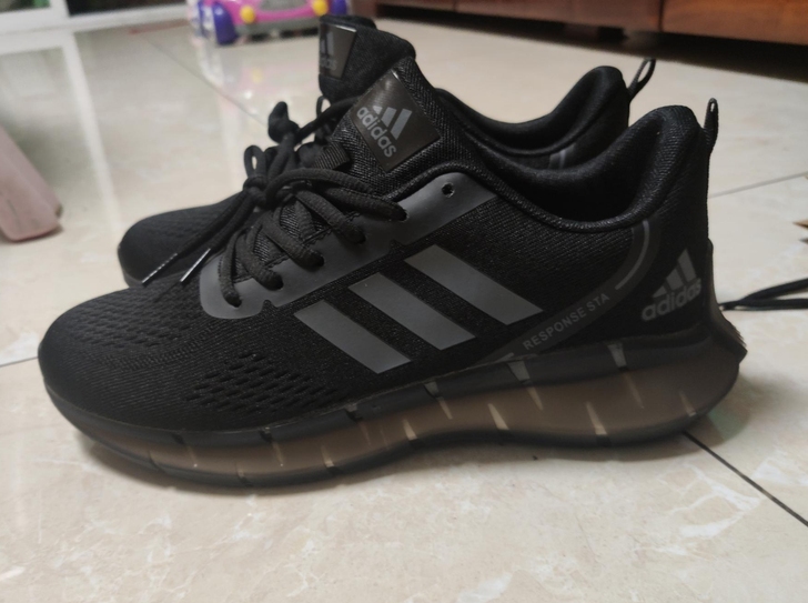 阿迪男士运动鞋，全新43码、生日朋友送的，...