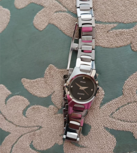 雷诺手表。简单大气，回去换块电子，二手商品...