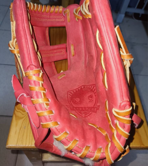 成色如图，纯牛皮，几乎全新，左戴棒球内野手...