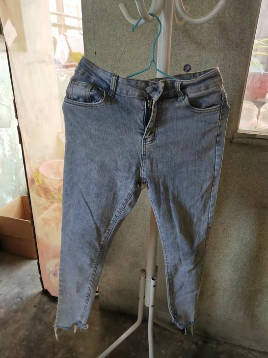 牛仔裤,有弹性,实体店买的,由于本人胖了穿...