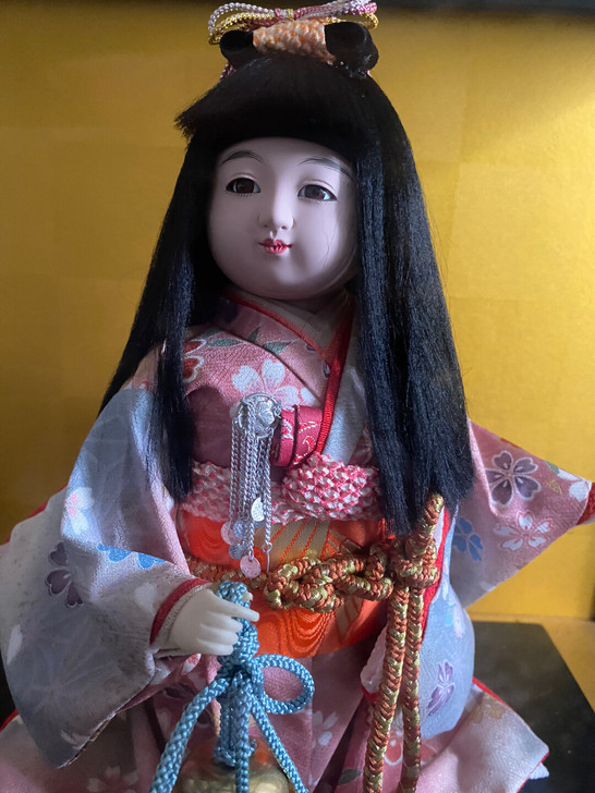 日本娃娃 做工精致 高约两个手机大小