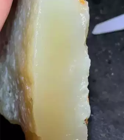 469.4克天然原矿缅黄玉毛料 标价为总价...