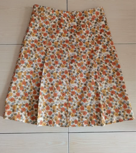 碎花半裙，属于A字裙，实体店买的没穿过，侧...
