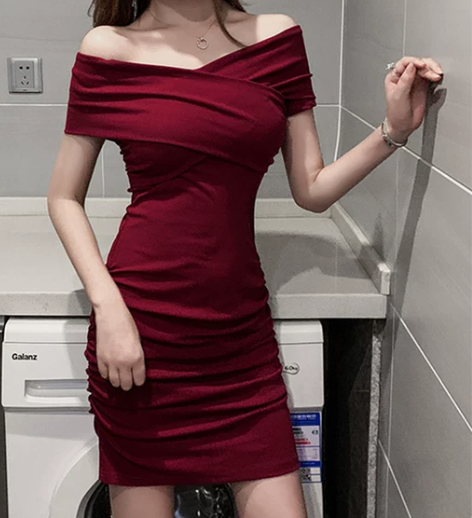 设计感性感露肩连衣裙一字肩收腰显瘦紧身包臀...