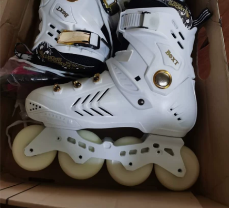 特价款成人直排溜冰鞋旱冰鞋 直排轮分类：花...