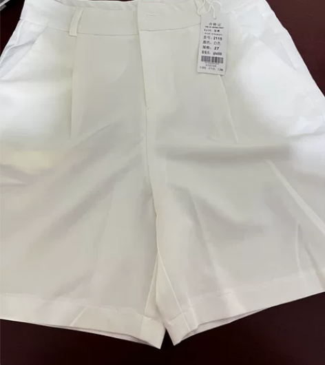 服装店倒闭清仓处理：品牌折扣白色短裤休闲裤...