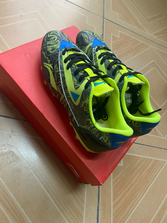 闲置李宁41码足球鞋