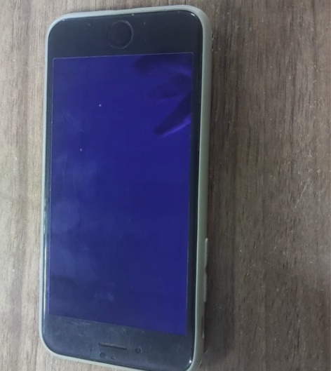 自用国行苹果8,64g,去年换安卓了留着也...