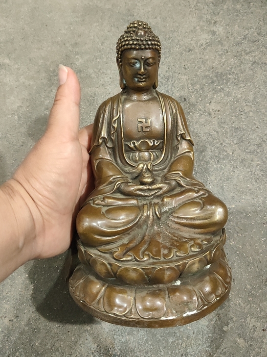 铜佛一尊，重量5.3斤，高度21公分