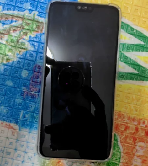 荣耀10，偶尔有重启，已升级鸿蒙2.0。边...