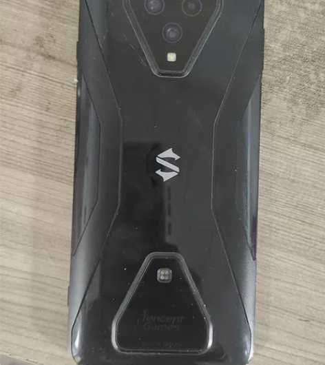 黑鲨三屏幕完好无划痕,后盖跌过一次裂了,其...