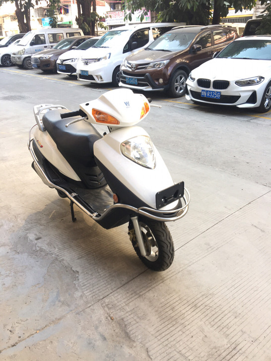 豪爵踏板摩托车99新车。