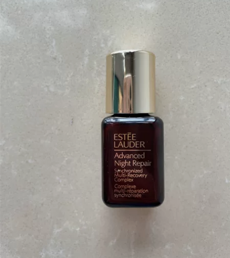 买雅诗兰黛眼霜送的小样小棕瓶精华7毫升,3...