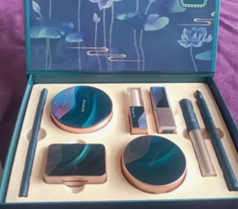 朋友送了2套同款全新彩妆礼盒八件套正装非小...