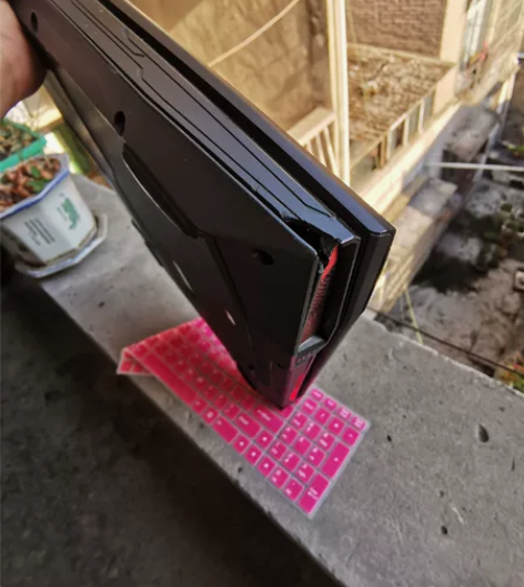 机械革命 笔记本，配置在图片区，左前角有磕...