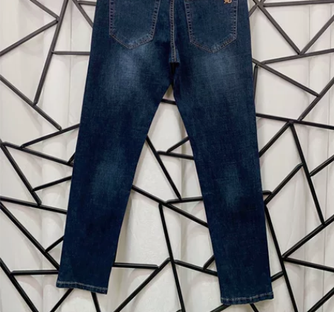 高版本潮牌牛仔裤 质量炒鸡棒 感兴趣的话点...
