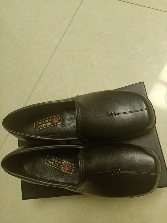 女式皮鞋，全新正品，款式不夹脚，休闲方便，...