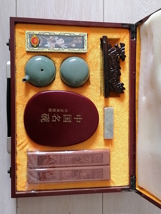 广博文房四宝。全新转卖了，最后一个图的笔架...