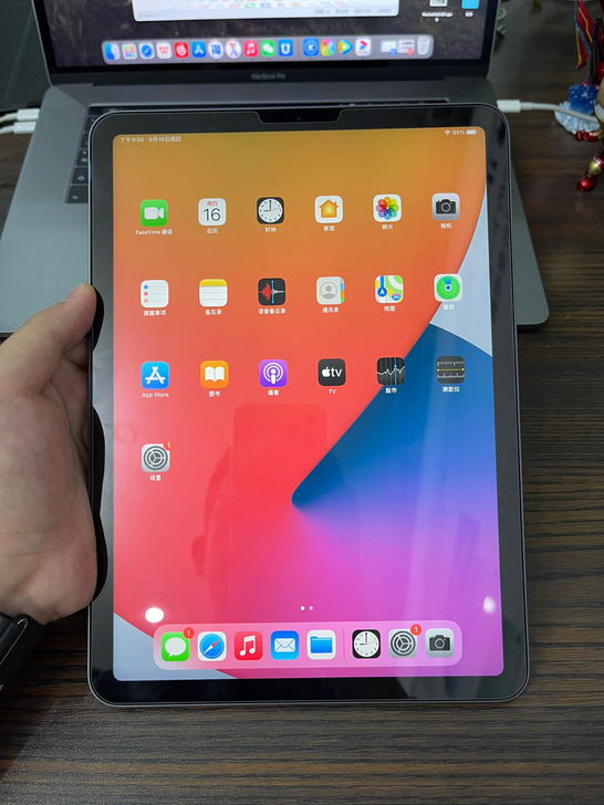充电4次iPad Air4 64G深空灰，...