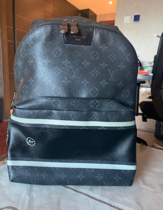 l v藤原浩联名限量款双肩包，金属扣是彩虹...