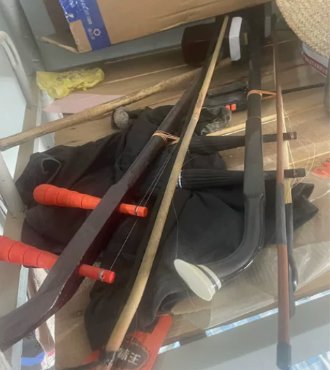 闲置两把二胡，都是全新的，适合初学 感兴趣...