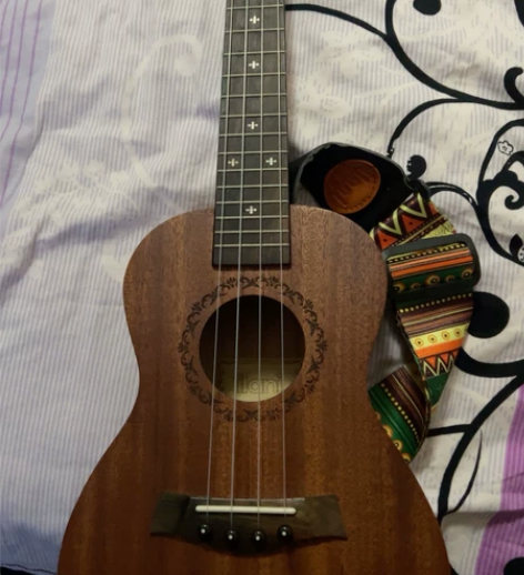 爱乐言尤克里里，几乎没有用过，有两个，一模...