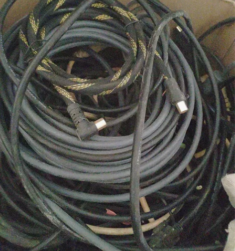 高清线,电脑电源线一箱,给钱就卖 感兴趣的...
