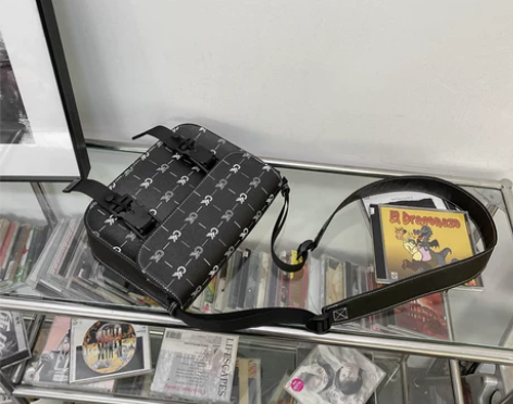 潮牌斜挎包男个性潮流小方包小众单肩包百搭通...