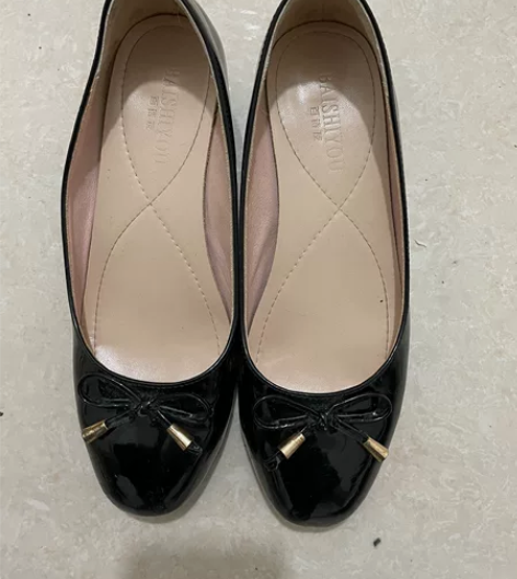 女款单鞋，39码。成色如图正常穿着痕迹。特...