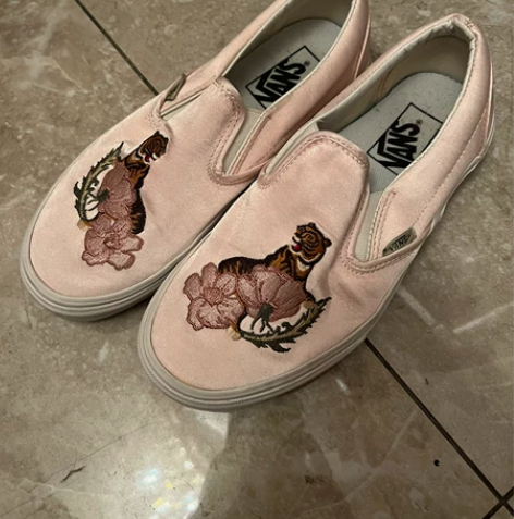 vans正品粉色丝绸一脚蹬板鞋 感兴趣的话...