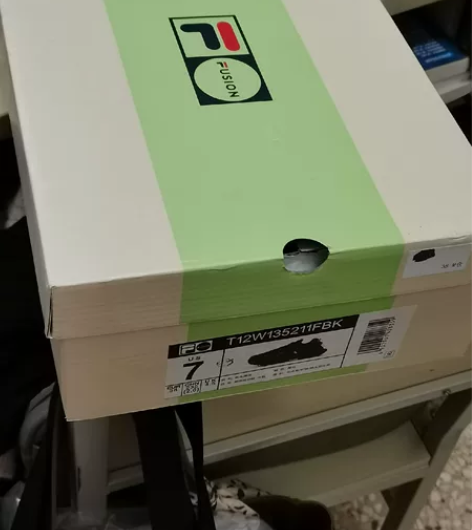 出一双斐乐硬糖女鞋38码，需要的来，全新，...