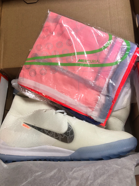 全新耐克足球鞋。