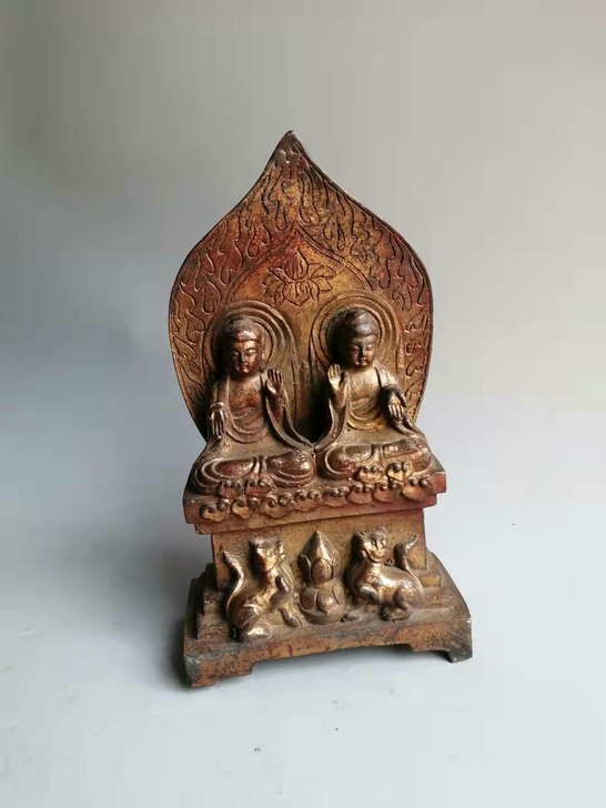 旧.藏传铜佛像-微瑕疵捡漏-底部有一角微微...