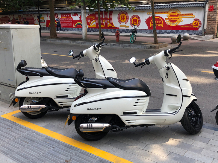 西安踏板摩托车出租。标志姜戈150。星月白...