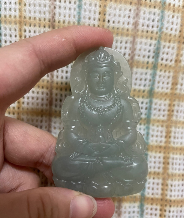 天然a货晴底色度母翡翠，抛了光是磨砂质感加...