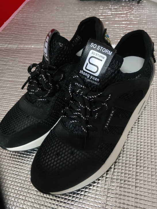 39码运动休闲鞋，平时穿38也能穿。一点点...