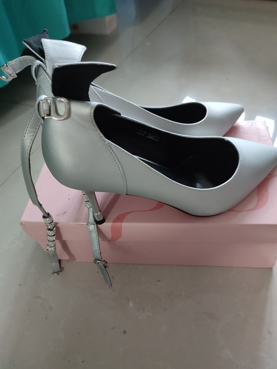莎诗特高跟鞋，全新正品37码，跟高8厘米，...
