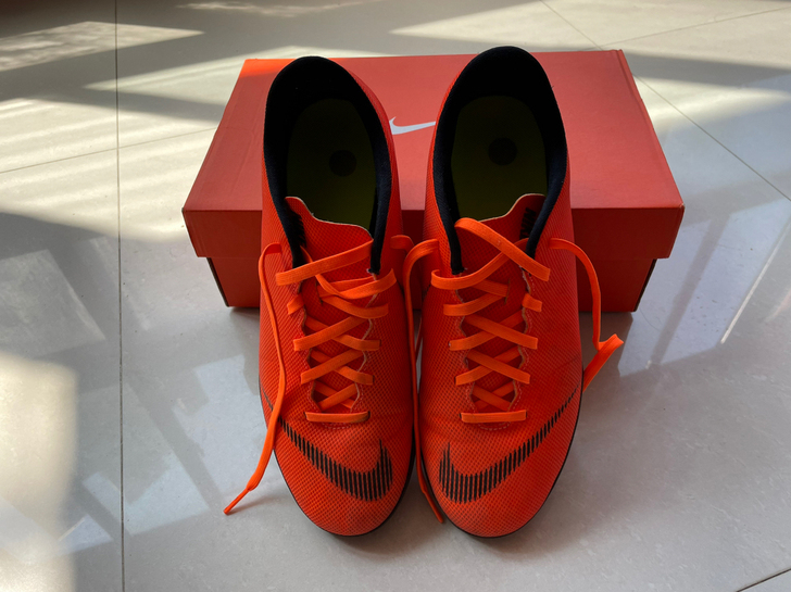 正品耐克足球鞋