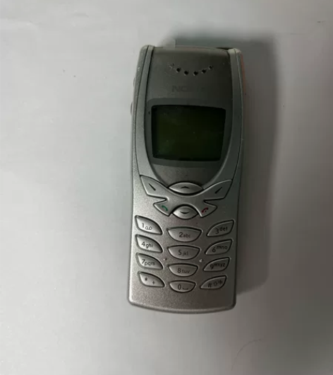 诺基亚8250银色收藏老人机9成新 感兴趣...