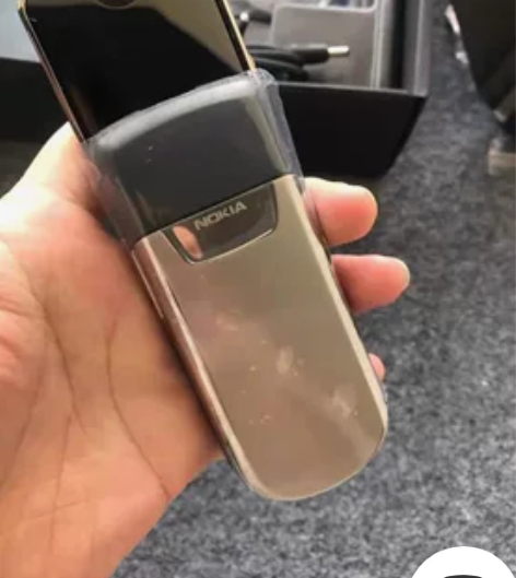诺基亚8800，金色的。全新的买回来，忘啦...