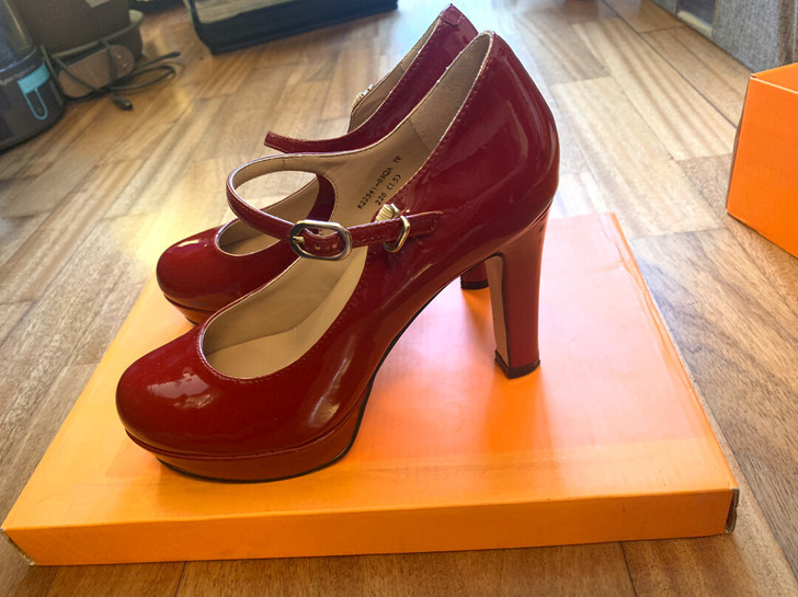 红色高跟鞋，220尺码，穿过一次，9.5成...