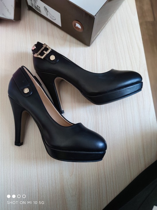高跟皮鞋【全新】一次没穿，纯皮材质，跟高8...