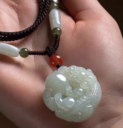 赔钱出售几个白玉貔貅吊坠男女款毛衣链玉坠玉...