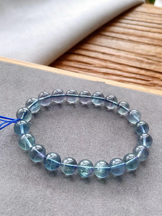 萤石手链湖水一般的蓝绿色泽，晶体通透 上手...