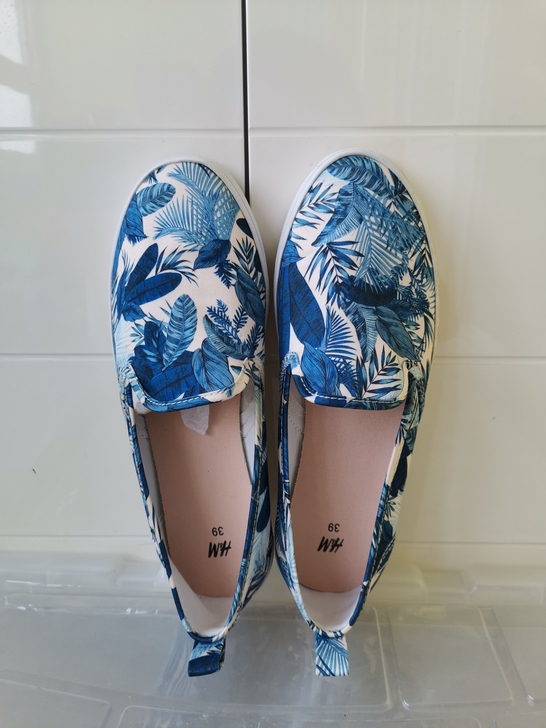 大码帆布鞋，几乎全新，39码。