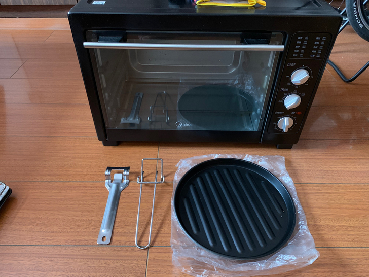 美的38L电烤箱,家里人少用不到,功能完好...