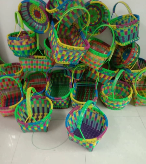 篮子使用PET钢带手工编织而成 是和矿泉水...