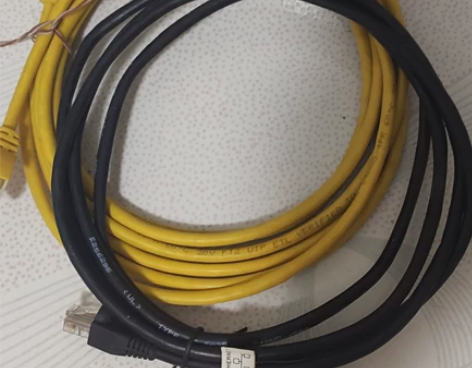 网线黑色2米，黄色3米，一共8元 感兴趣的...