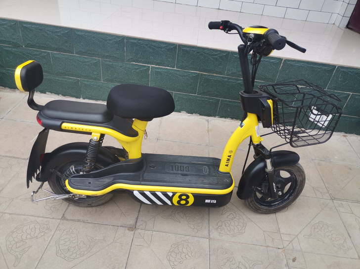 爱玛电动车9成新