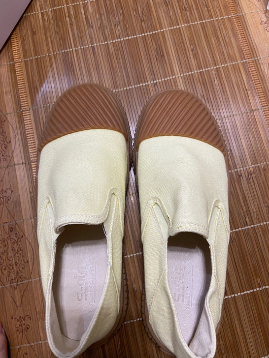 全新 淡黄色懒人鞋 36码